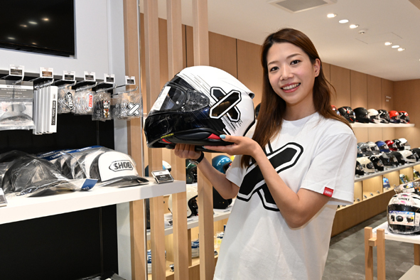 SHOEI Gallery KYOTOオープン！ クロスロゴの新シリーズ〝NEXT LINE〟も展開！