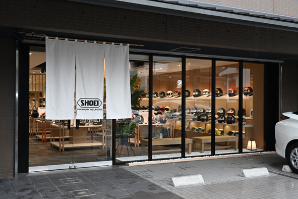SHOEI Gallery KYOTOオープン！ クロスロゴの新シリーズ〝NEXT LINE〟も展開！