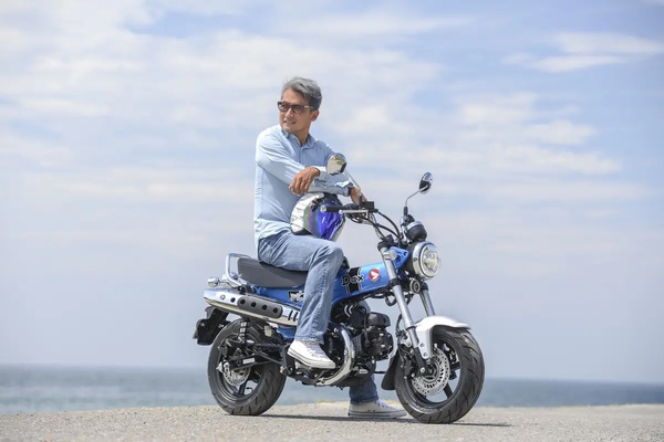 ダックス125でボディサーフィンを楽しむ。バイクがあれば遊びはもっと楽しくなる。〈PR〉 ダックス125でボディサーフィンを楽しむ。バイクがあれば遊びはもっと楽しくなる。〈PR〉