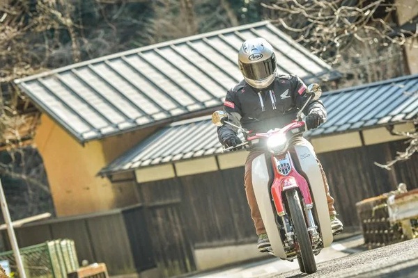 起伏がある坂道にも強い！ レンタルバイクで日本の原風景を旅するなら『スーパーカブ C125』〈PR〉