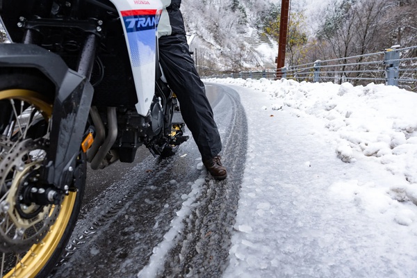 予想外に『雪』が降ってきた!? 進むか引き返すか……判断のタイミングは？〈PR〉