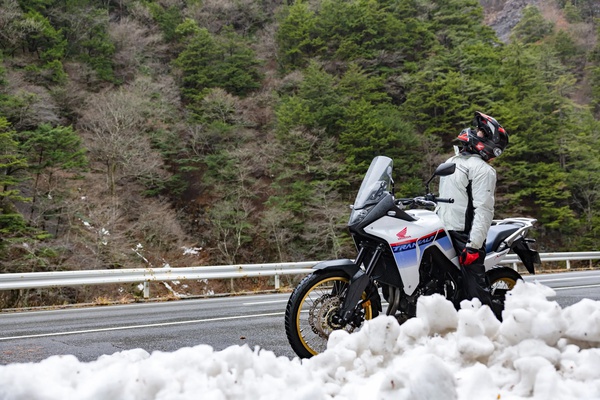 予想外に『雪』が降ってきた!? 進むか引き返すか……判断のタイミングは？〈PR〉