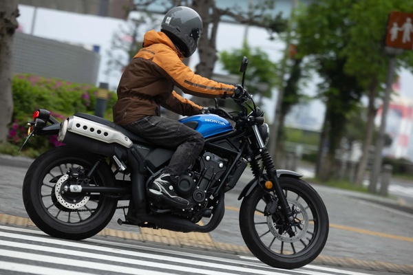 【20代の本音】排気量 500ccのバイクは『大型バイクらしさ』と『フレンドリーさ』の両立が魅力なんです！〈PR〉